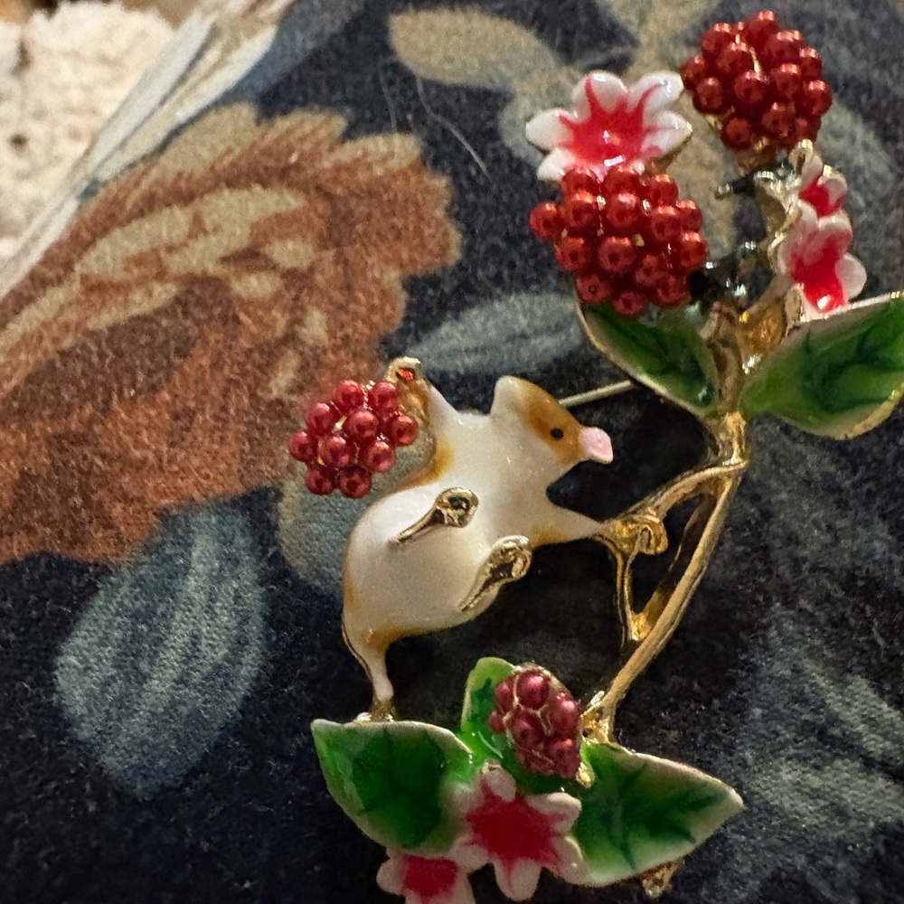 P21 Charming Gold and Red Mouse Brooch - Picture 2 of 4